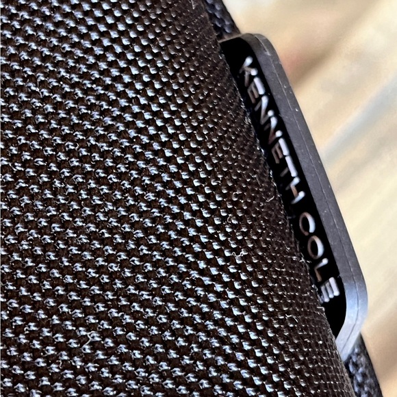 Kenneth Cole Black Mini Laptop Cushioned Bag 14” X 10.75” - Picture 10 of 10